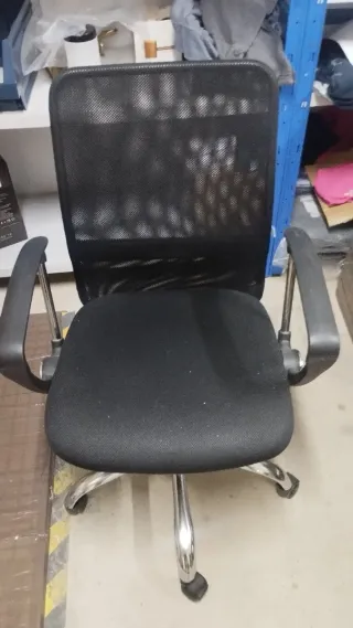 Silla de oficina ergonómica negra