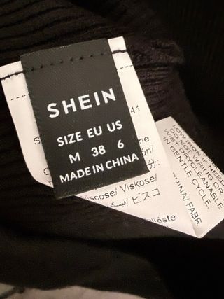 Jersey blanco y negro de cuello alto acanalado