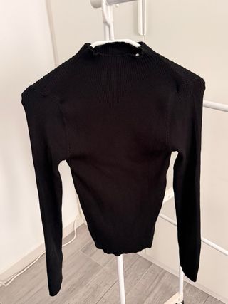 Jersey blanco y negro de cuello alto acanalado