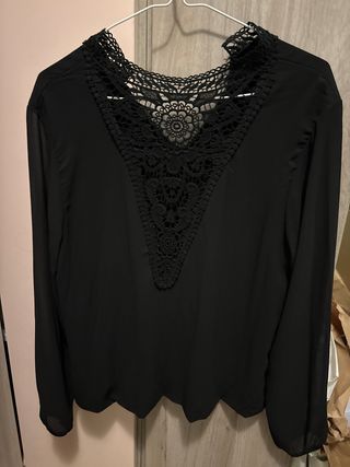 Blusa negra con encaje