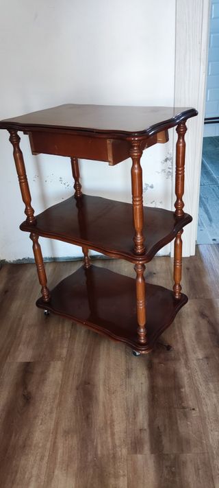 Mesa auxiliar con ruedas, de madera con cajón