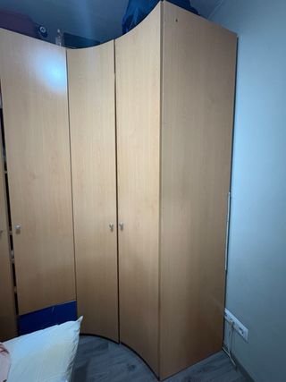 Armario esquinero de madera