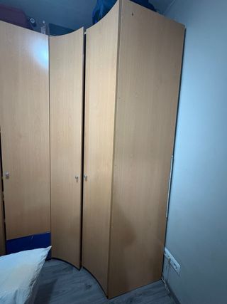 Armario esquinero de madera