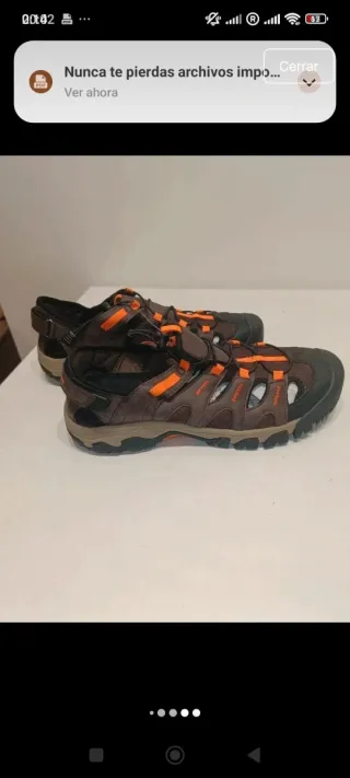 Sandalias de hombre marrones y naranjas