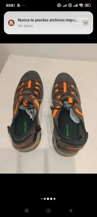 Sandalias de hombre marrones y naranjas