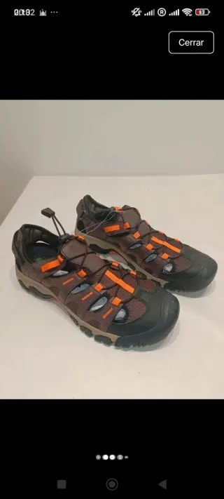 Sandalias de hombre marrones y naranjas