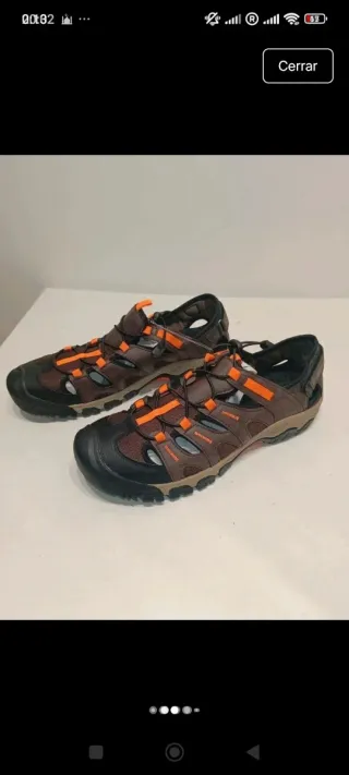 Sandalias de hombre marrones y naranjas