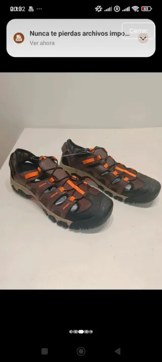 Sandalias de hombre marrones y naranjas