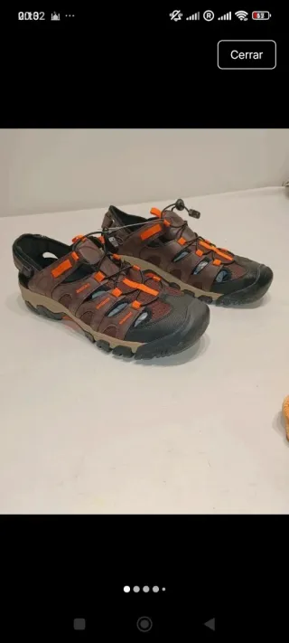 Sandalias de hombre marrones y naranjas