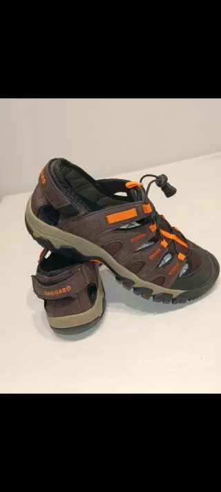 Sandalias de hombre marrones y naranjas