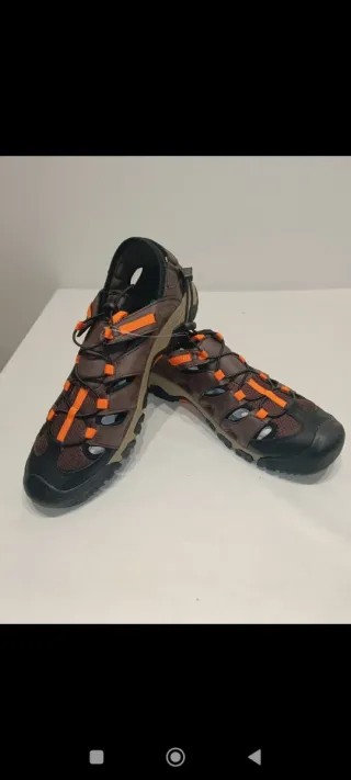 Sandalias de hombre marrones y naranjas