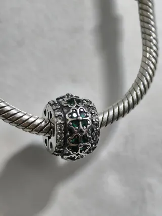 Charm tréboles verdes y circonitas