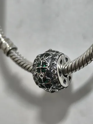 Charm tréboles verdes y circonitas