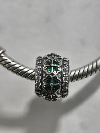 Charm tréboles verdes y circonitas