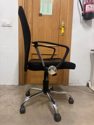 Silla de oficina negra