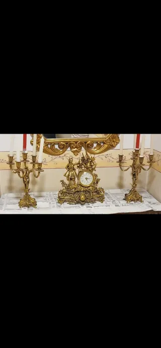 Reloj y Candelabros de Bronce