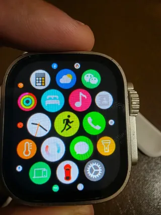Apple Watch Ultra con caricatore