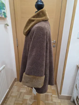 Chaquetón marrón con cuello y puños de pelo