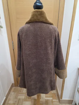 Chaquetón marrón con cuello y puños de pelo