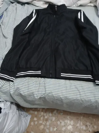 Cazadora Bomber Negra con Rayas Blancas