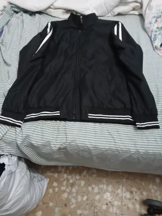 Cazadora Bomber Negra con Rayas Blancas