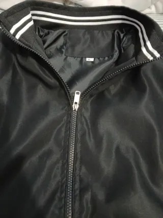 Cazadora Bomber Negra con Rayas Blancas