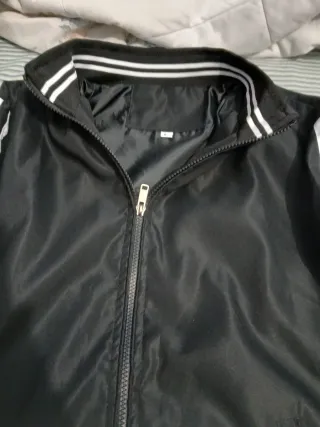 Cazadora Bomber Negra con Rayas Blancas