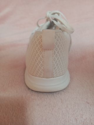 Zapatillas Skechers Beige y Blancas