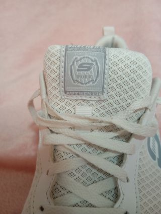 Zapatillas Skechers Beige y Blancas