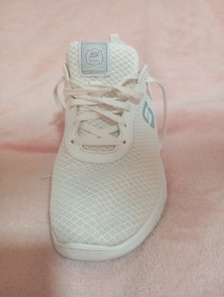Zapatillas Skechers Beige y Blancas