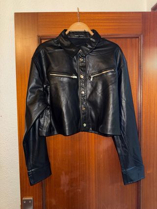 Chaqueta efecto piel negra Bershka Talla S