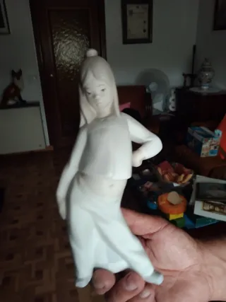 Figura porcelana Tang (Lladró) Niña en Pijama