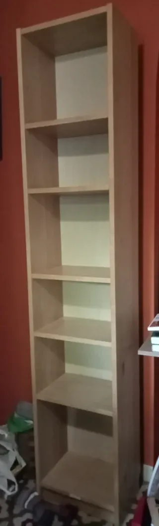 Estantería de madera beige