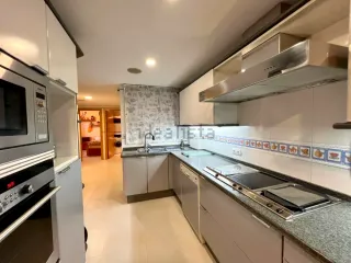 Cocina completa gris y blanca