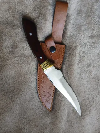 Cuchillo de caza con funda de cuero