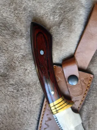 Cuchillo de caza con funda de cuero