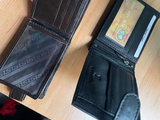 Carteras de piel negra y marrón con logo