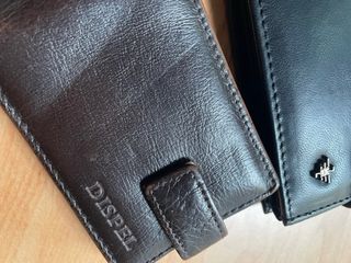 Carteras de piel negra y marrón con logo