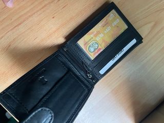 Carteras de piel negra y marrón con logo