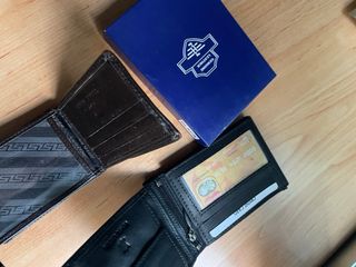 Carteras de piel negra y marrón con logo