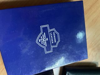 Carteras de piel negra y marrón con logo