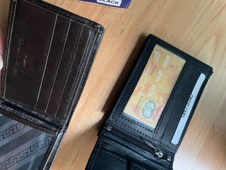 Carteras de piel negra y marrón con logo