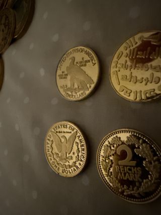 Monedas doradas réplicas