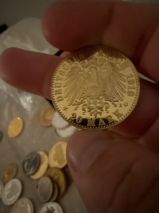 Monedas doradas réplicas
