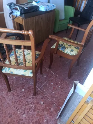 Sillas de época acolchadas más espejo grande