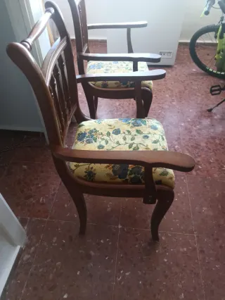 Sillas de época acolchadas más espejo grande