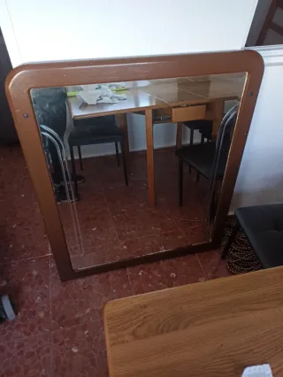 Sillas de época acolchadas más espejo grande