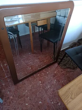 Sillas de época acolchadas más espejo grande