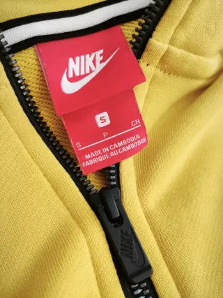 Chándal Nike con capucha y cremallera amarillo