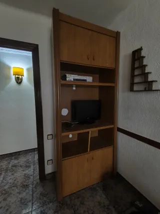 Mueble de madera marrón